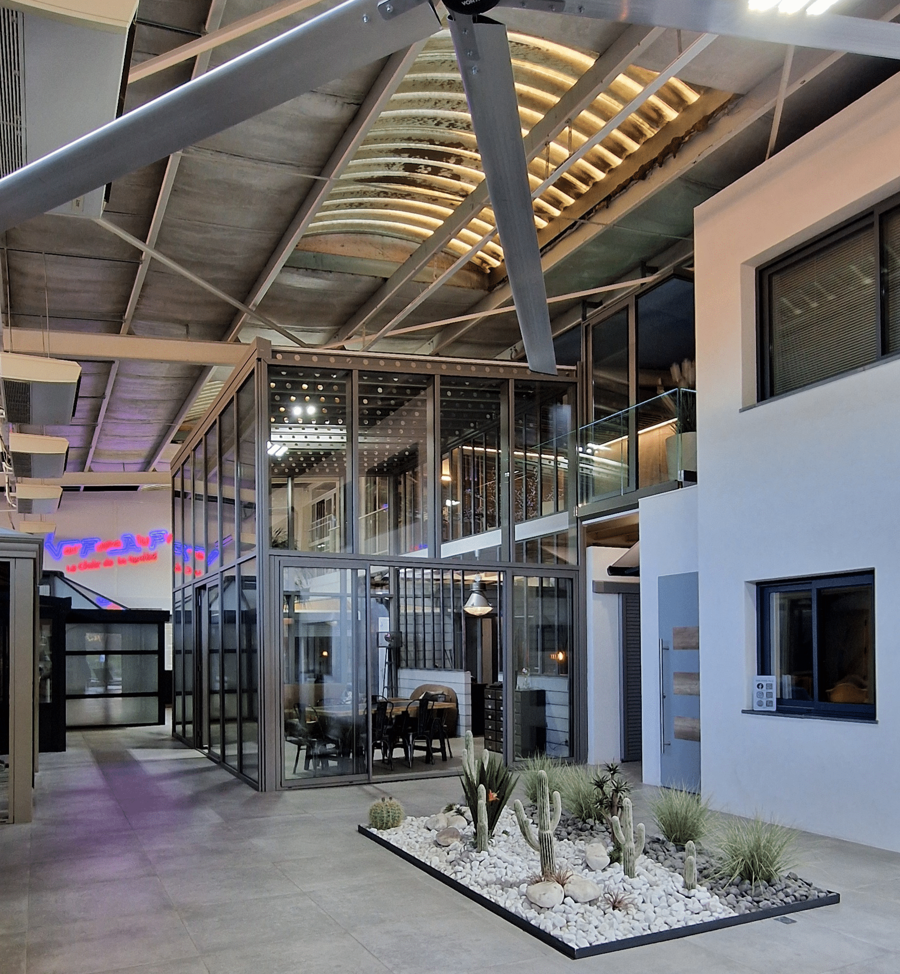 Produits menuiserie aluminium en exposition â€“ showroom VPA