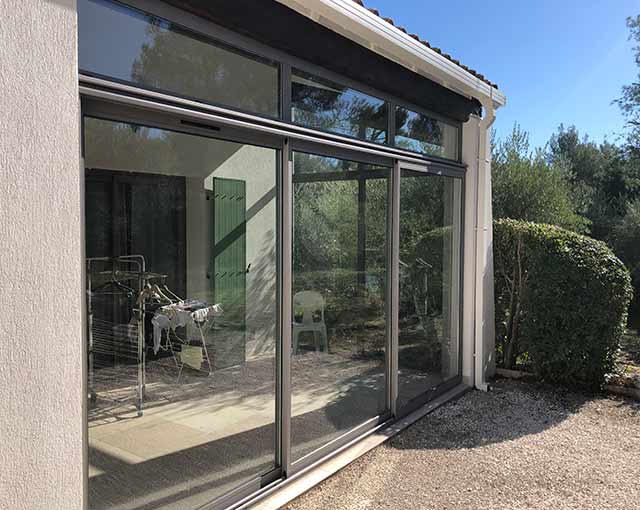 terrasse extÃ©rieure avec baies coulissantes