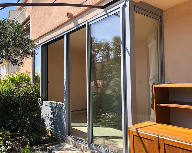 terrasse extÃ©rieure fermÃ©e avec des fenÃªtres et portes coulissantes en alu